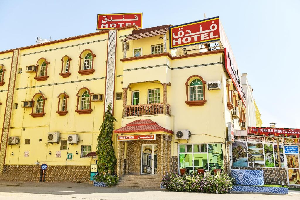 拜尔卡OYO 140 Al Musafir Hotel的街道边的一栋建筑,与酒店同在
