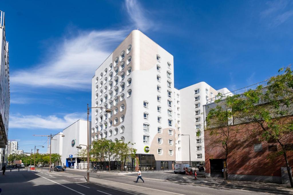 塞纳河畔伊夫里B&B HOTEL Paris Ivry Quai de Seine的一条城市街道上高大的白色建筑