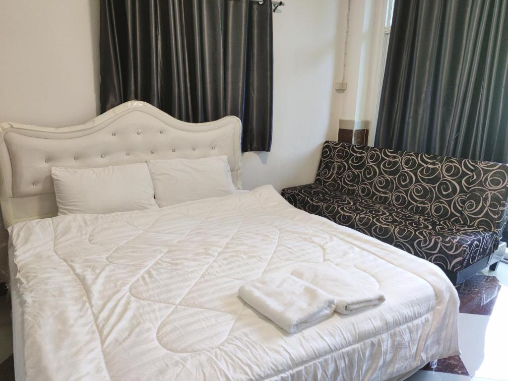 勿洞SB Betong ห้องพักรายวัน的一张白色的床,上面有两条毛巾