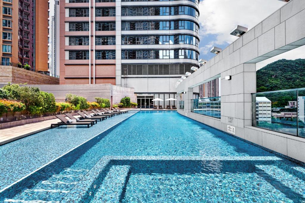 香港香港九龍東皇冠假日酒店的建筑物一侧的游泳池