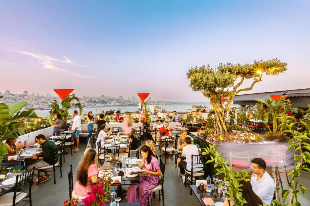 伊斯坦布尔老城赛里斯酒店的坐在餐厅屋顶桌子上的人