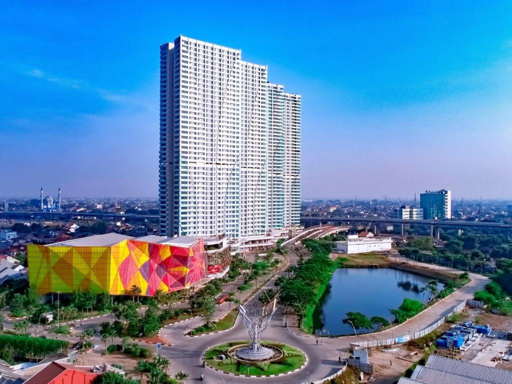 贝克西Grand Kamala Lagoon by 21 Room Netflix的一座大建筑,在城市里有一个色彩缤纷的帐篷