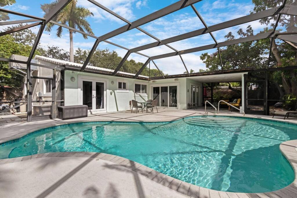 好莱坞Heated Pool I Soundproof Home I Firepit I 630Mbps的一个带玻璃屋顶的大型游泳池
