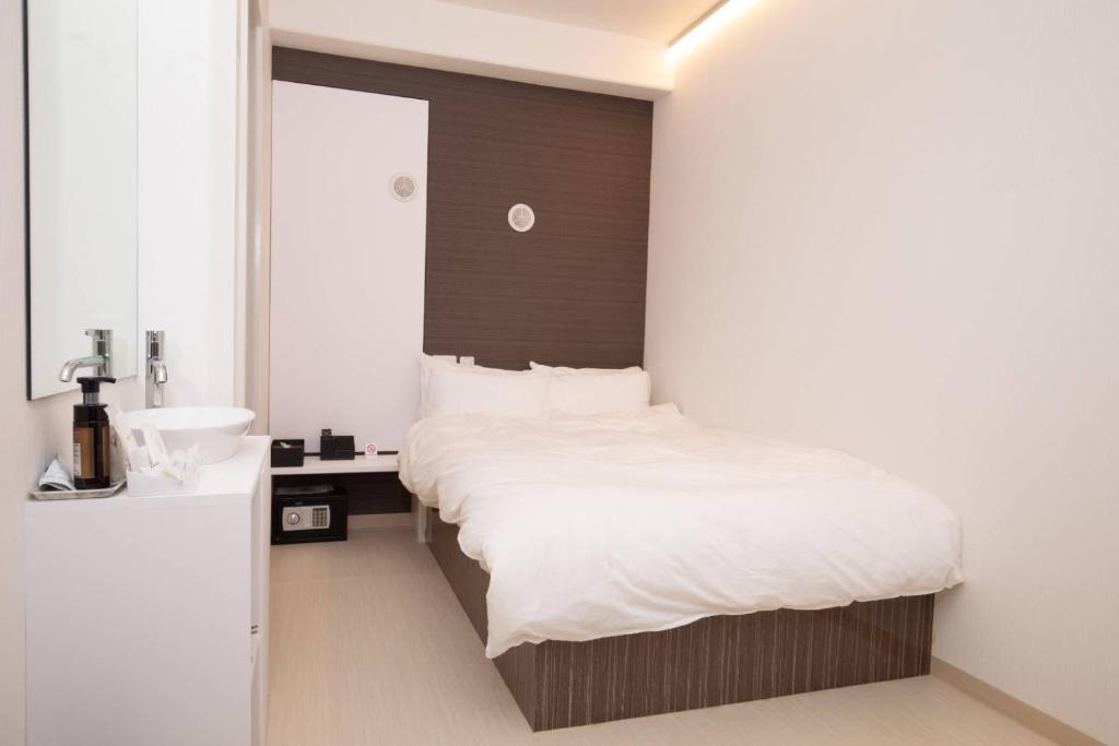 东京Mutsumi Building - Vacation STAY 00543v的一间卧室设有一张大床和一个水槽