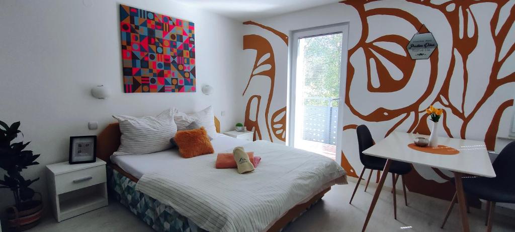 博德森特克Apartments & rooms Saša的一间卧室配有一张床、一张桌子和一个窗户。