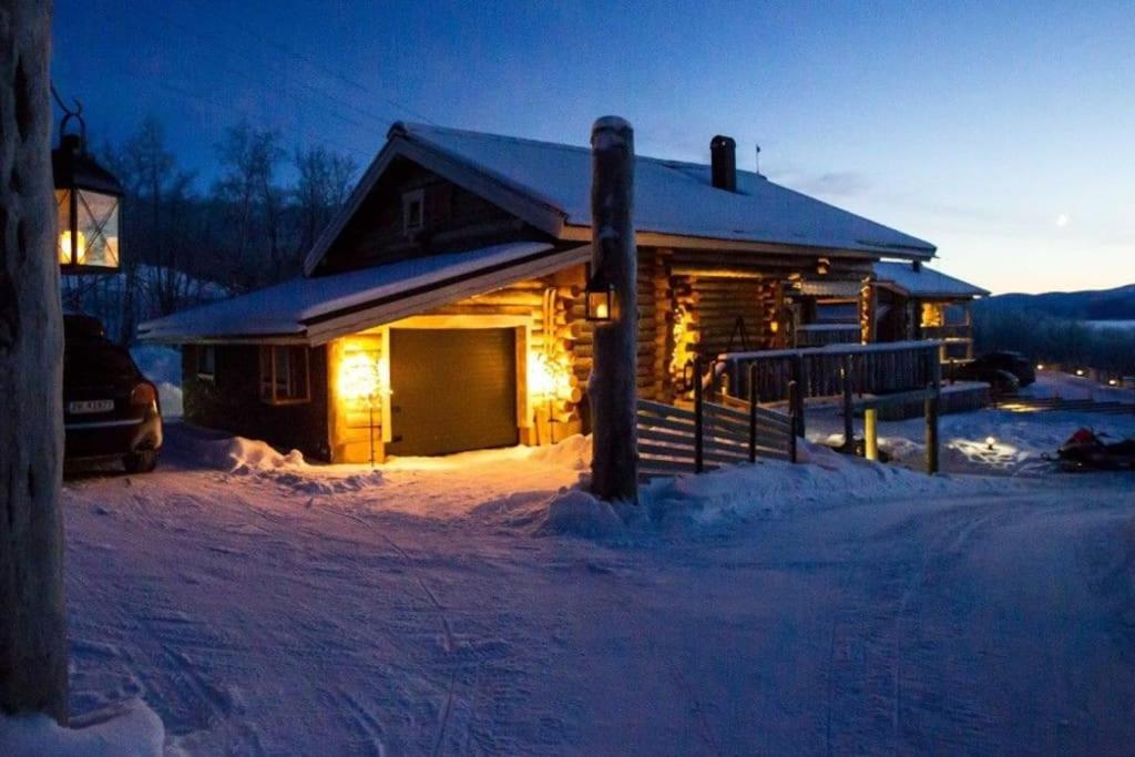 基尔匹斯扎我维Kelo Aurora luxury cabin的雪中的一个小木屋