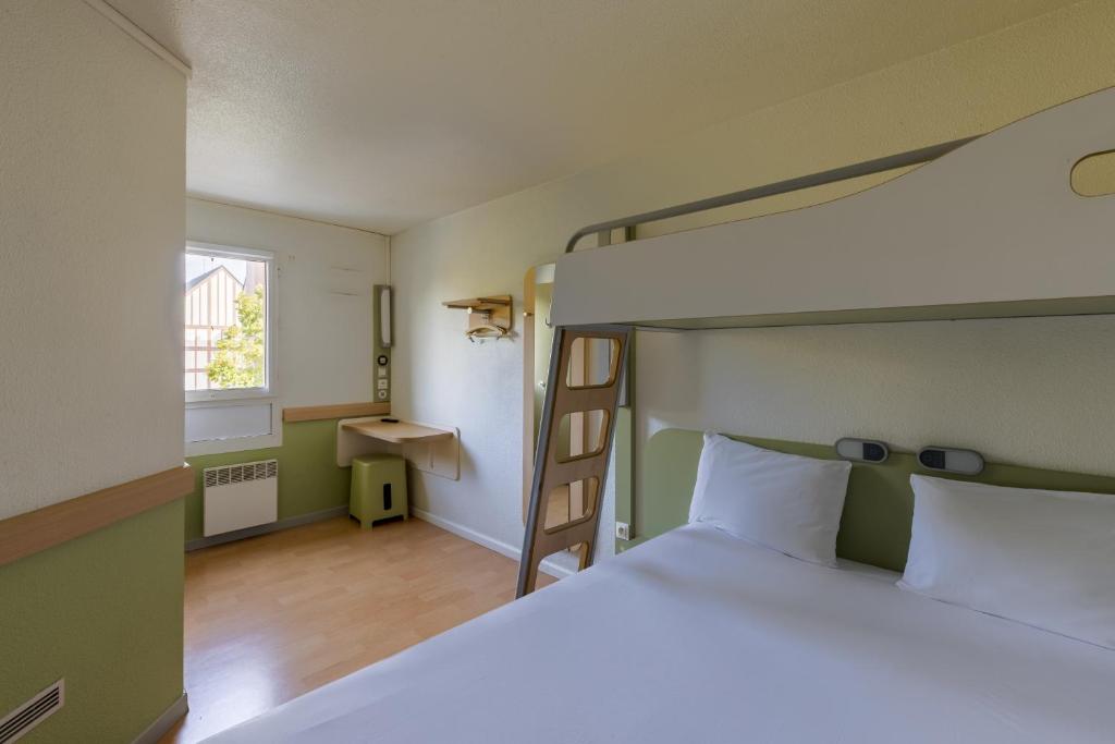 特鲁瓦B&B HOTEL Troyes Centre的一间卧室配有一张床和一张双层床。