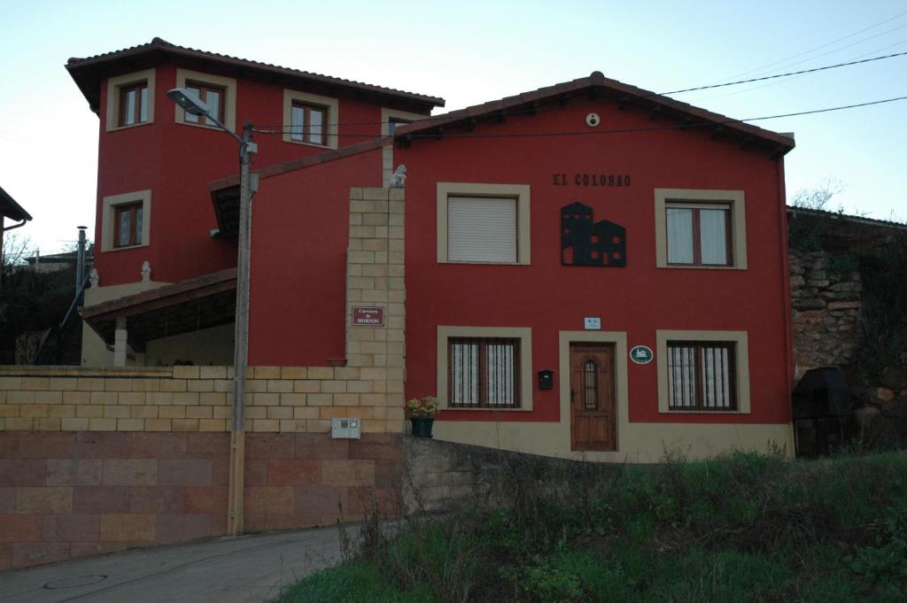 SotésCasa Rural El Colorao的一面有标志的红色房子