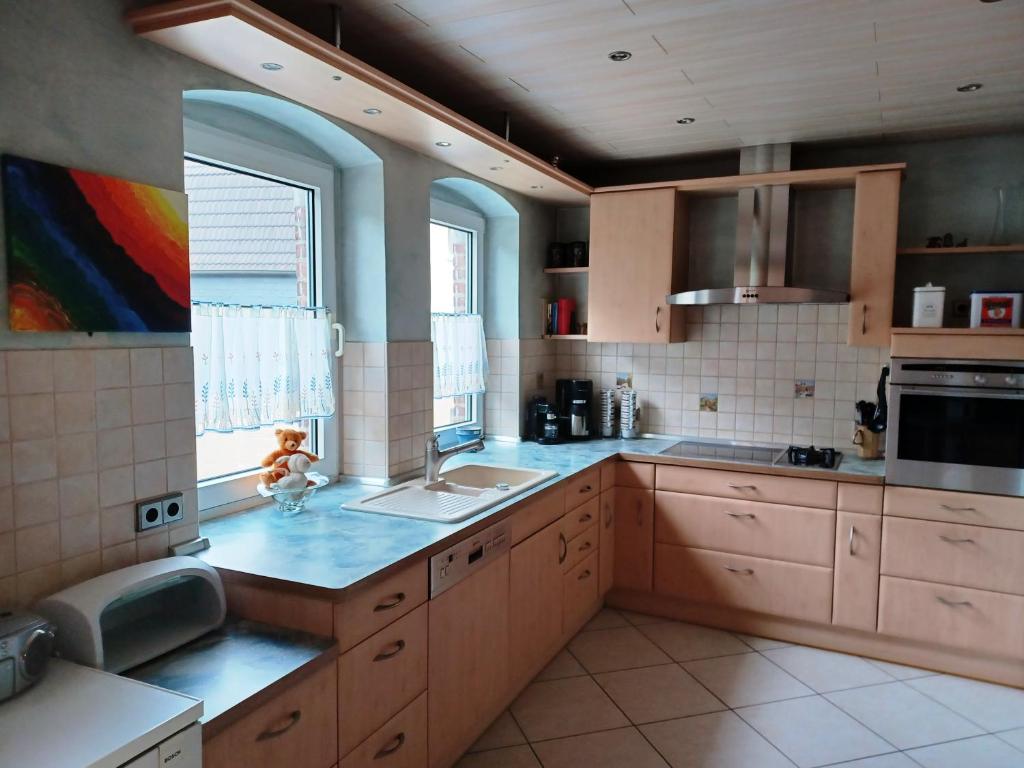 HerdorfJANs的厨房配有木制橱柜和蓝色台面