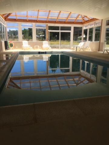 埃斯克尔Hosteria Andina的美景别墅内的游泳池