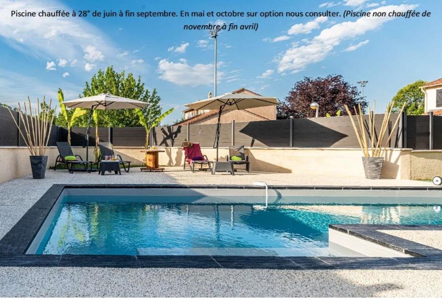 Bon-EncontreVilla des Oliviers : Sublime villa avec piscine chauffée et privée, terrasse de 185m²的庭院内带椅子和遮阳伞的游泳池