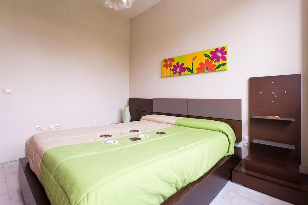 塞维利亚FIBES con parking gratis. Apartamento Sevilla Este.的小卧室配有一张带绿毯的床