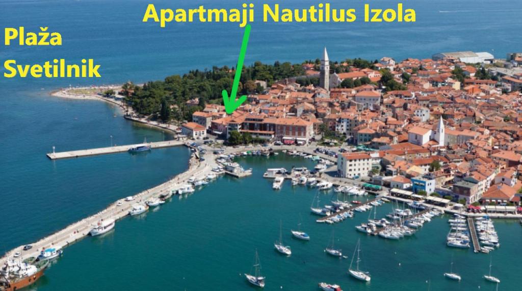 伊佐拉Apartments Nautilus, nearby beach Svetilnik的海港的空中景色,水中有船只