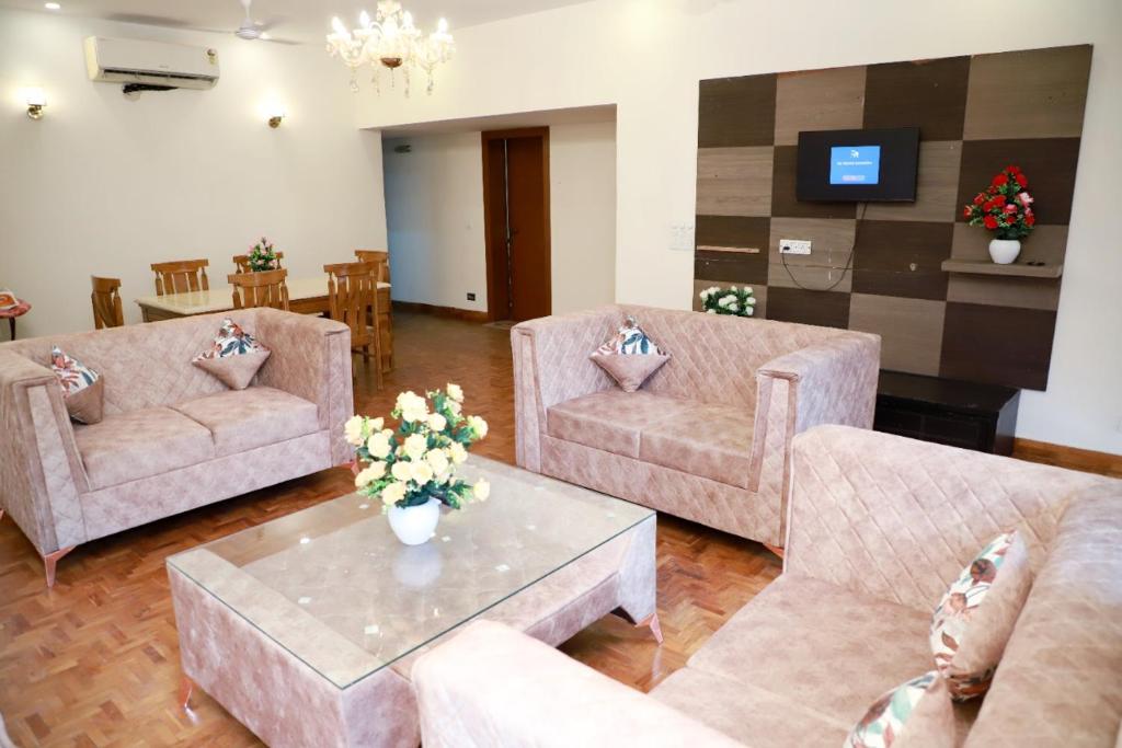 新德里Fortune Home Service Apartment 2Bhk ,E28 Saket 1A的客厅配有两张沙发和一张桌子