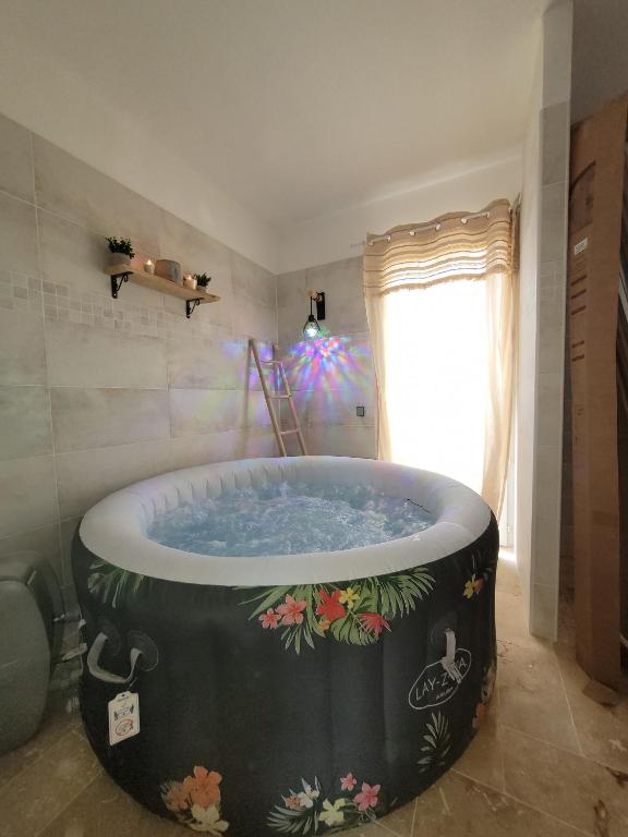 乐巴凯尔斯Villa 6 couchages spa privatif, accès direct mer, piscine的浴室设有花卉大浴缸