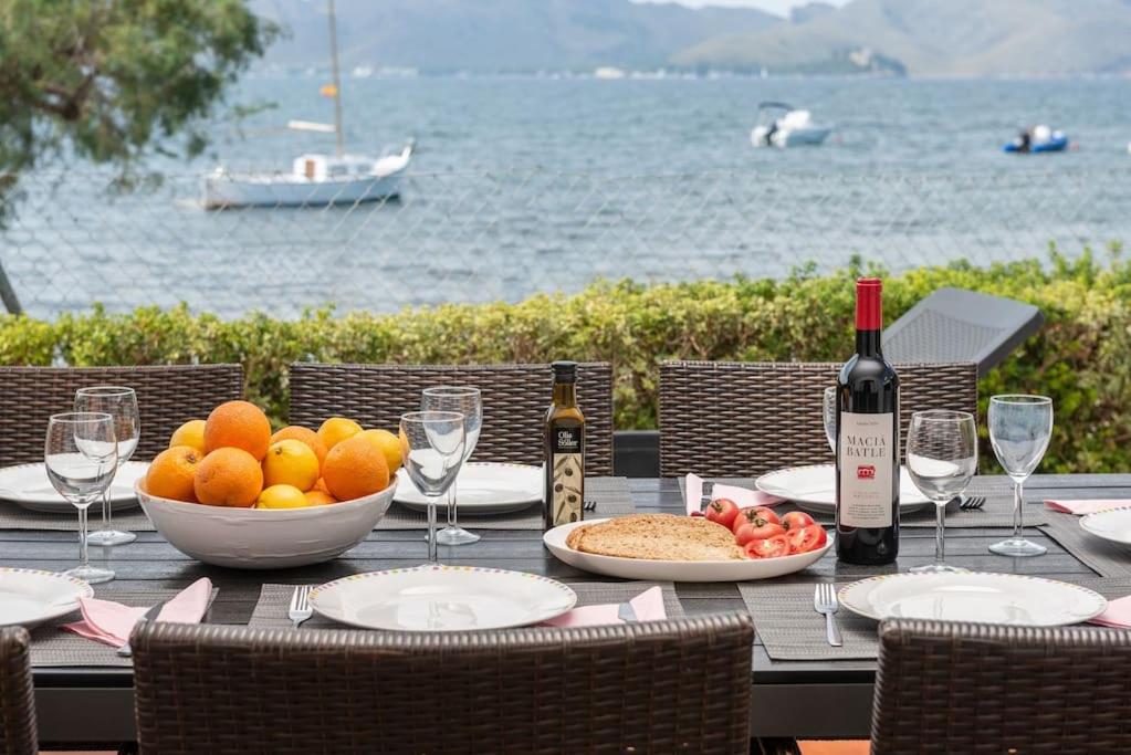 阿尔库迪亚SES ONES with sea views的一张桌子,上面放着一碗水果和葡萄酒瓶