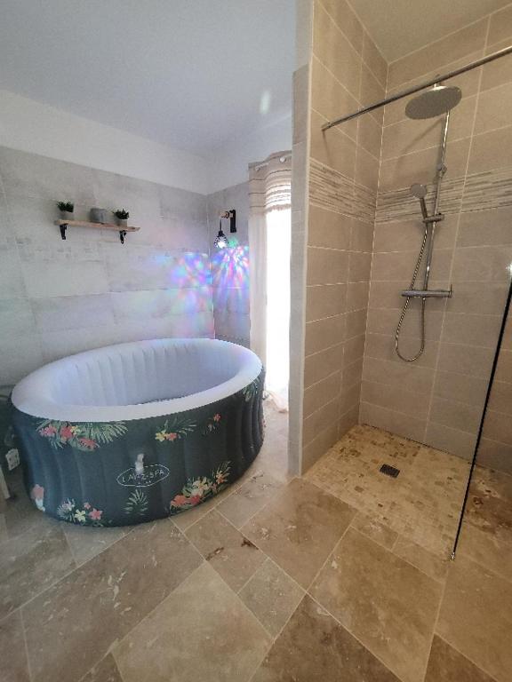 乐巴凯尔斯Villa 6 couchages spa privatif, accès direct mer, piscine的一间带大浴缸和淋浴的浴室
