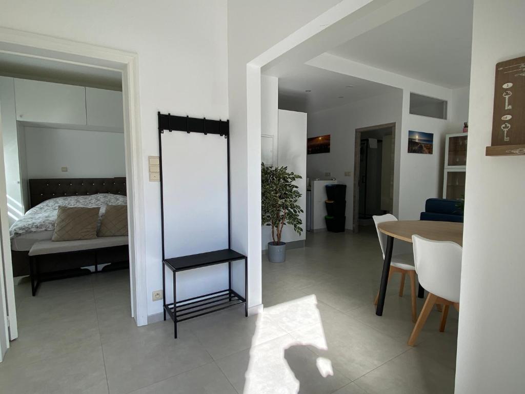 沙勒罗瓦1A01-Superbe appartement lumineux netflix gratuit的一间卧室配有一张床、一张桌子和一面镜子