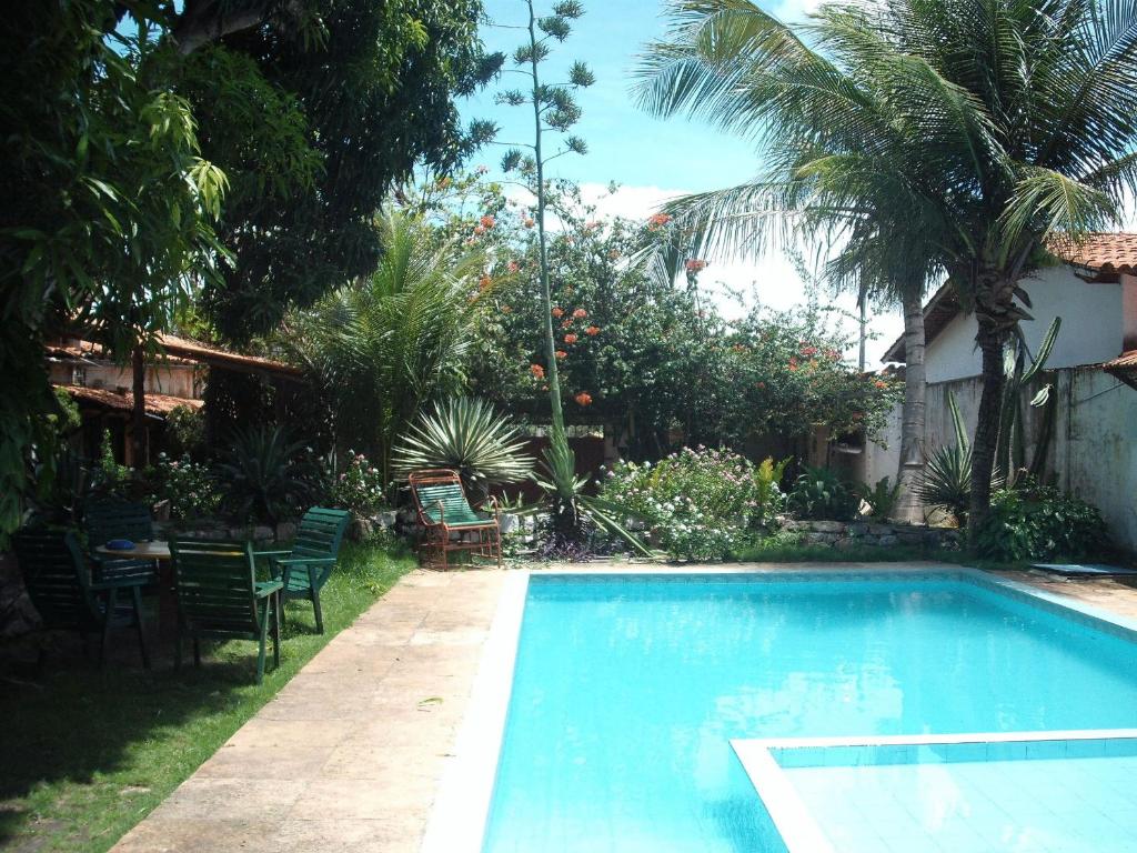 巴纳伊巴普沙达莎乐苏克酒店的庭院内一个带椅子和桌子的游泳池