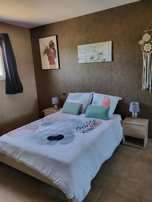卡尔卡松La Bastide du Canal的一间卧室配有一张大床和两个枕头