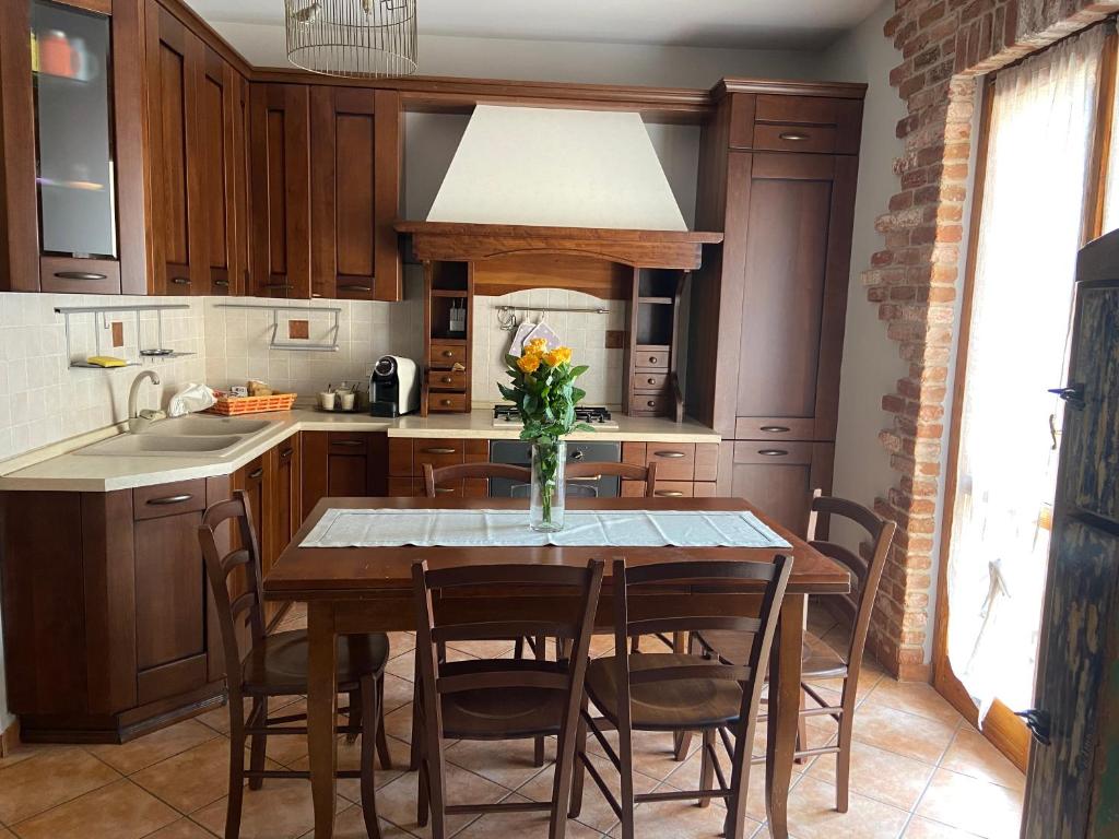 蒙多维Casa Luisini的厨房配有木桌和椅子