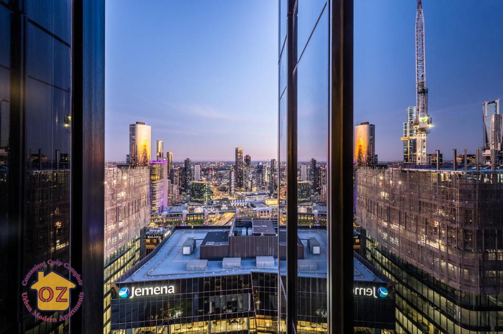 墨尔本Aussie Escape Apartments的从摩天大楼欣赏到城市天际线的景色