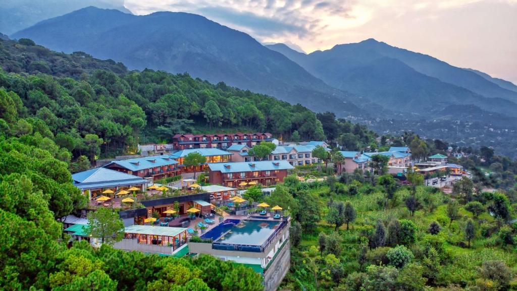 达兰萨拉Radisson Blu Resort Dharamshala的享有山区度假胜地的空中景致