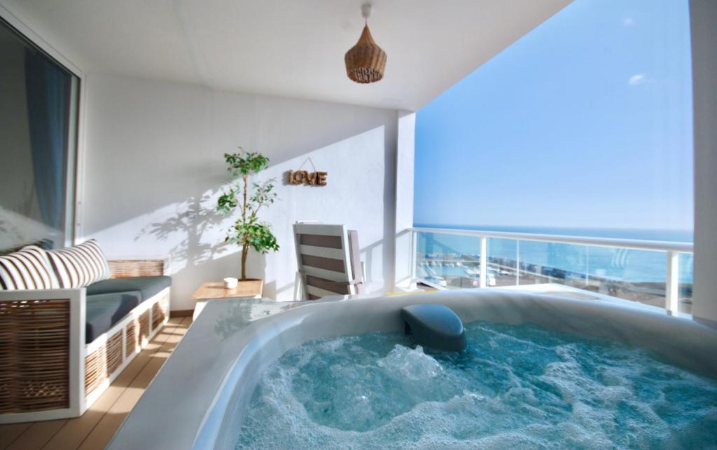 大塔拉哈尔Sailor Lovers - Jacuzzi Fuerteventura的海景客房内的热水浴池