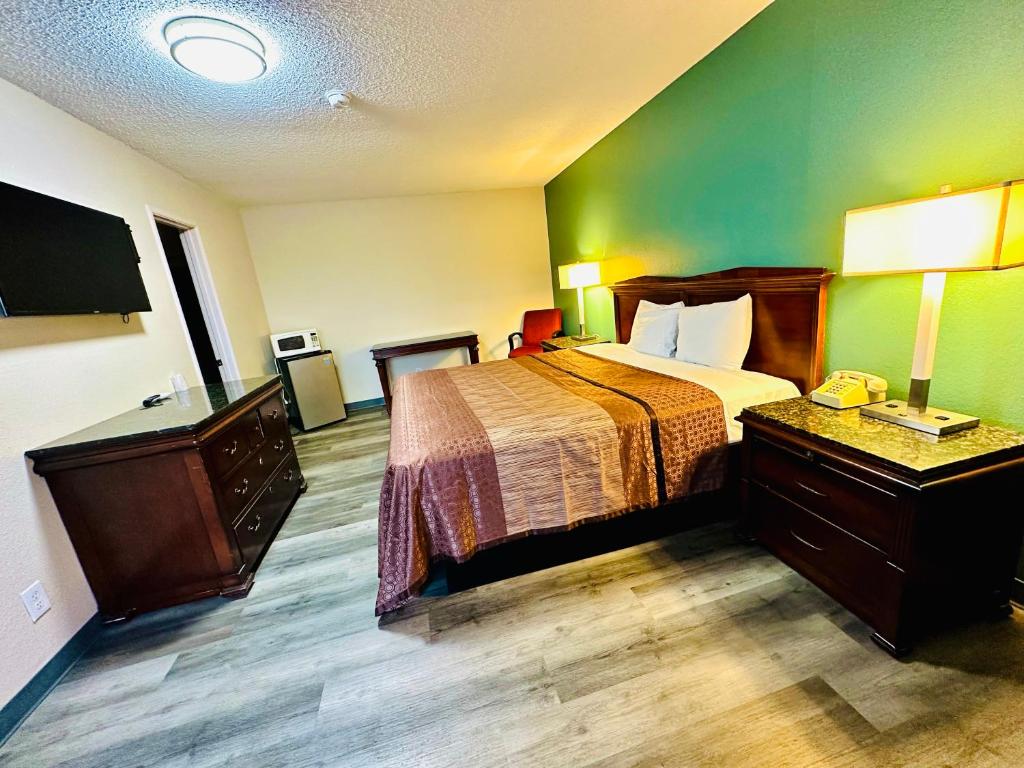金斯堡国王汽车旅馆的配有一张床和一台平面电视的酒店客房