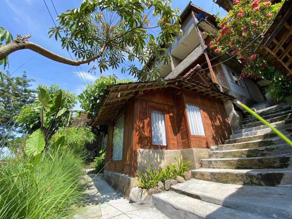 巴图Taman Dolan Home & Resort的一座带楼梯的建筑,通往一座房子