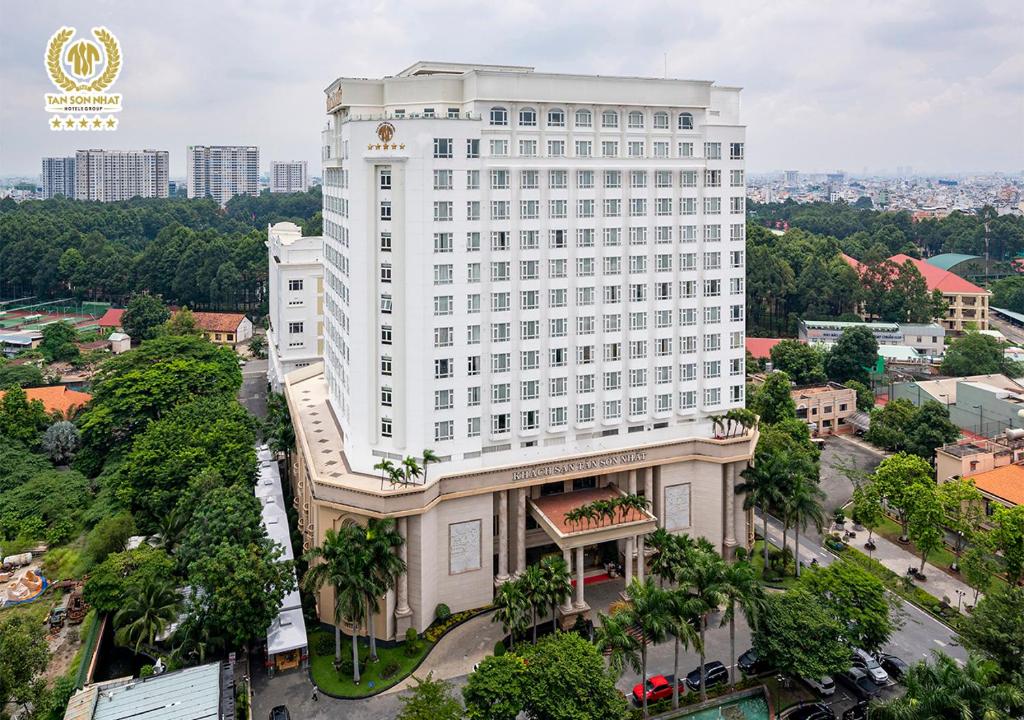 胡志明市新山一西贡酒店的享有大型白色建筑的顶部景色