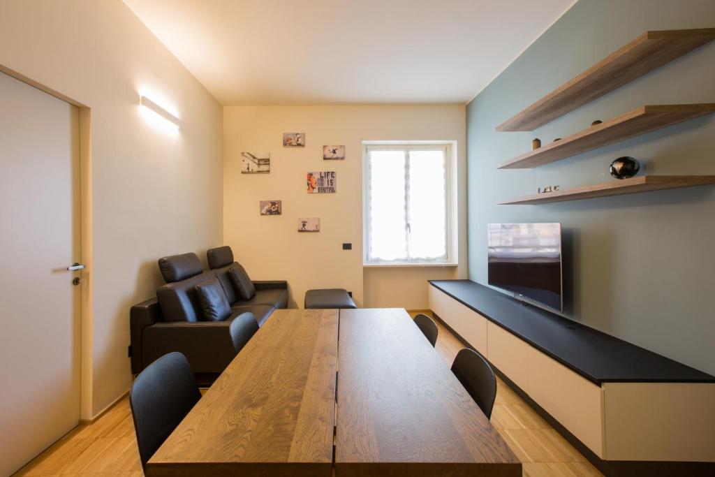 米兰Easylife - Moderno bilocale in zona Porta Romana的客厅配有桌子和沙发