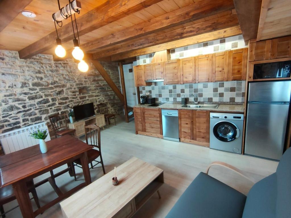 塞内圭CASA PESCA VERA的厨房配有木制橱柜和木桌。