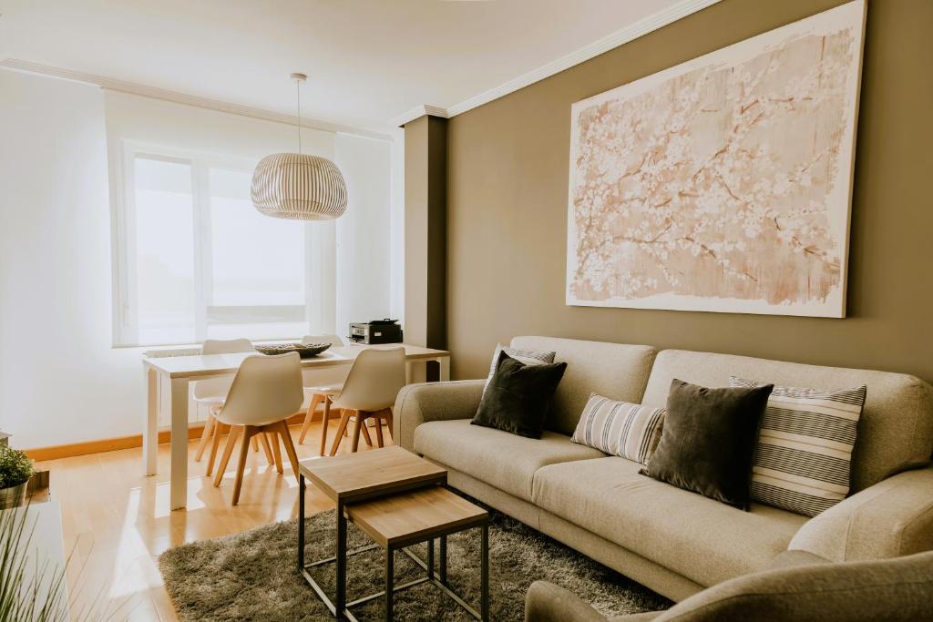哈罗Apartamento REY ENEO的客厅配有沙发和桌子