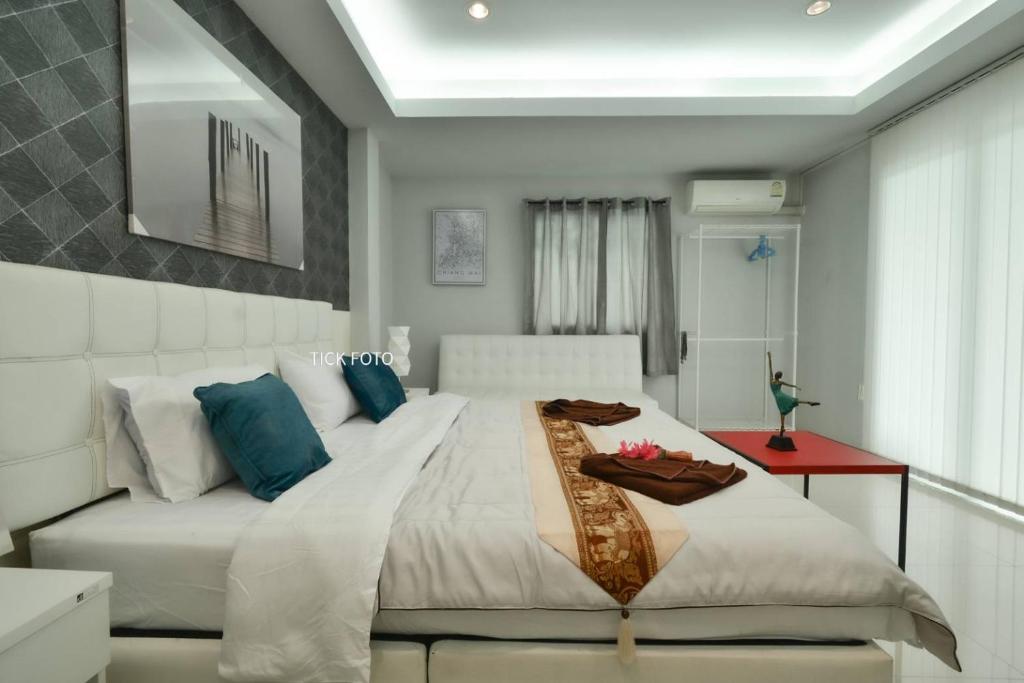 清迈Sphat เอสพลัส Boutique Hotel chiang mai的一间卧室配有一张大床和一张沙发