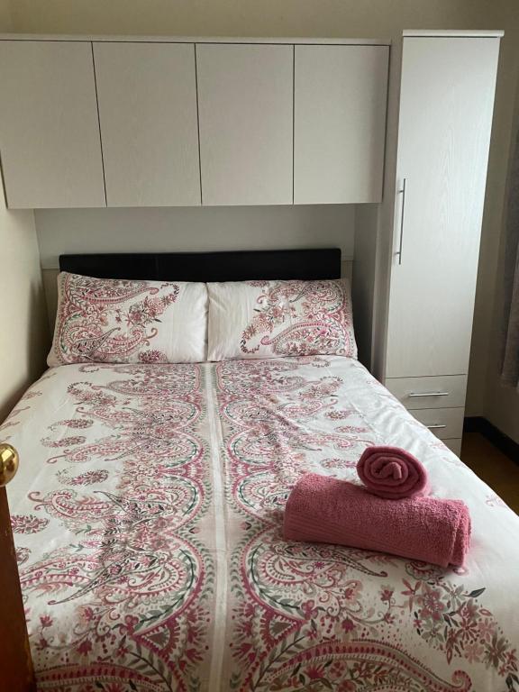 贝尔马利特Canal View的一张带粉红色和白色棉被和毛巾的床