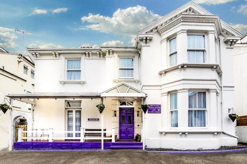 滨海克拉克顿布伦顿豪斯旅馆的白色的房子,有紫色的门