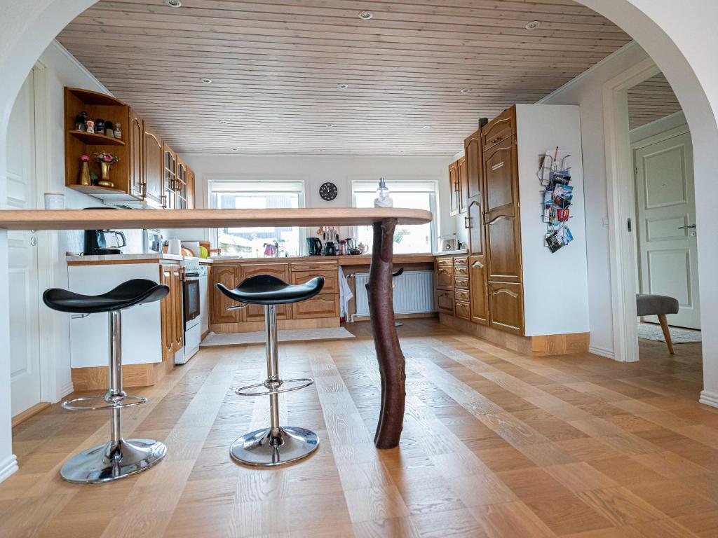 托尔斯港Marna Guesthause doubleroom nr.1的厨房配有一张桌子和两张凳子