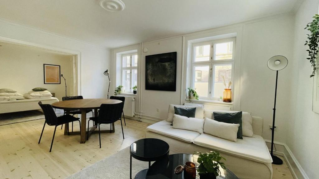 哥本哈根ApartmentInCopenhagen Apartment 1514的客厅配有沙发和桌子