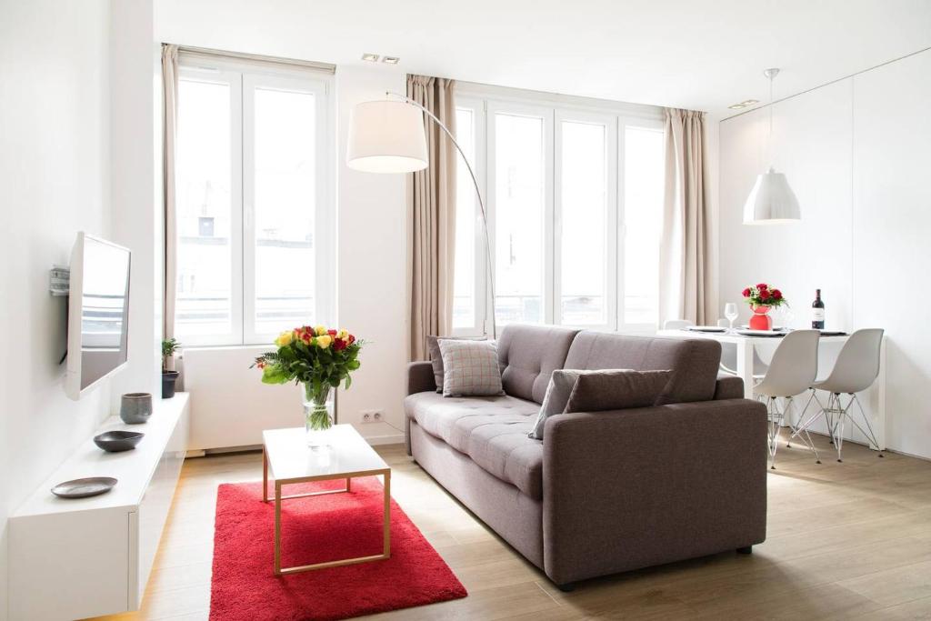 巴黎Arc de Triomphe Apartment的带沙发和红色地毯的客厅