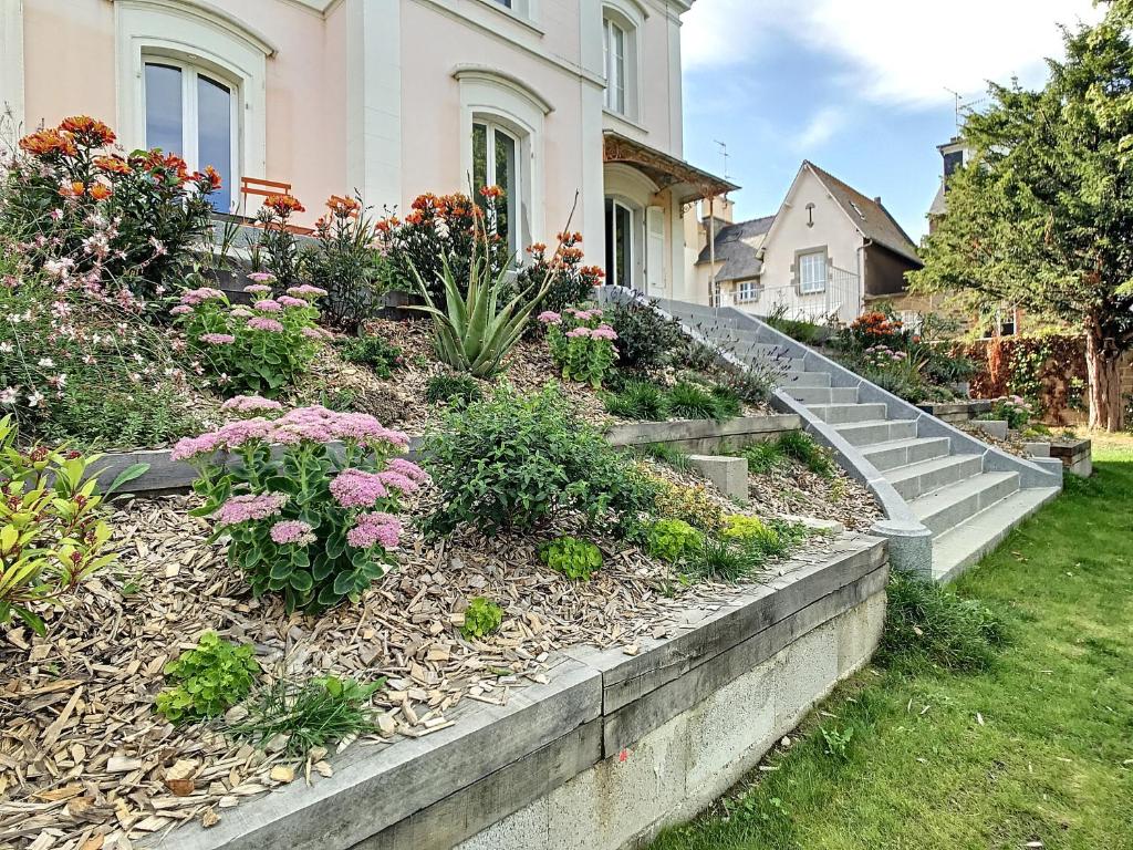 圣马洛Maison Lacase的房屋前带楼梯的花园