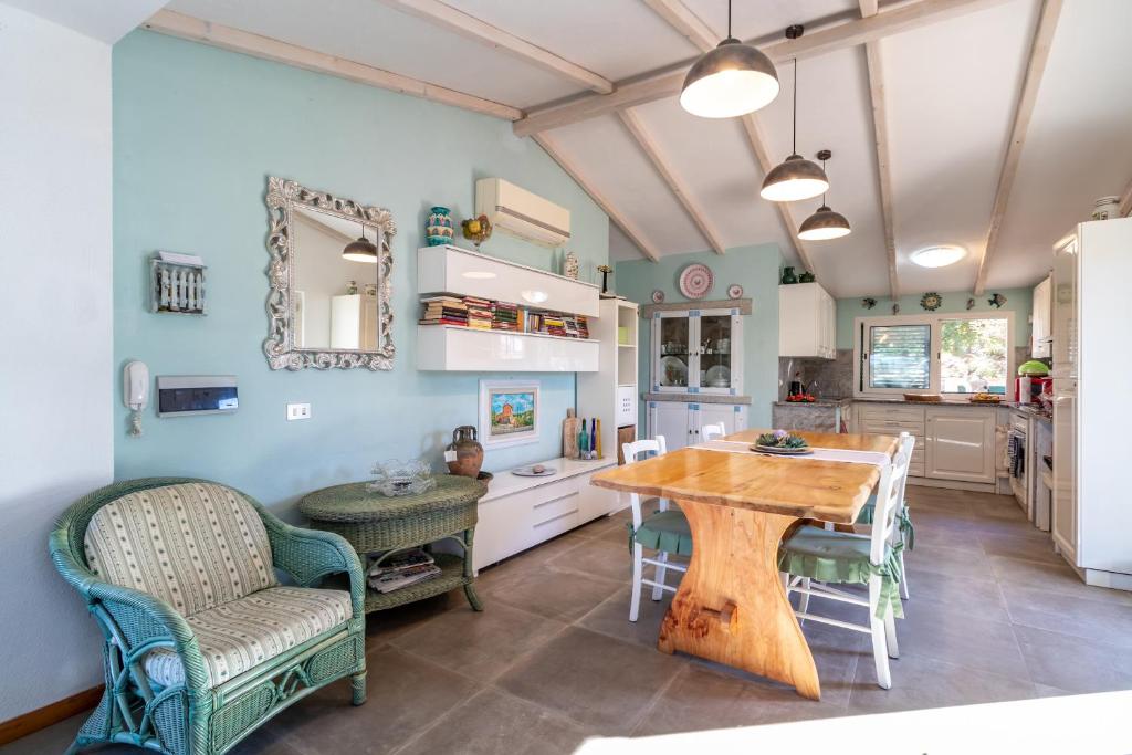 帕拉迪索海岸Statzu Butzu的厨房配有木桌和椅子