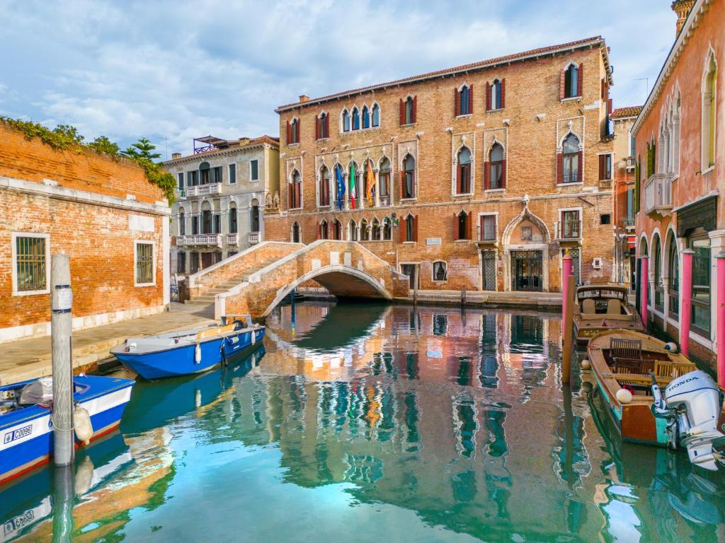 威尼斯Palazzo Marcello Hotel Al Sole的一条运河,在水中划船