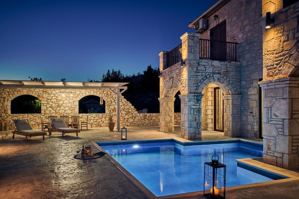 MaryiésIoanna Château - Luxury Stone Villa的庭院中间的游泳池