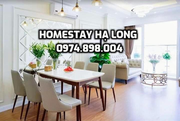 下龙湾Homestay Ha Long Luxury Apartment ( Ocean View)的一间配备有白色桌椅的用餐室