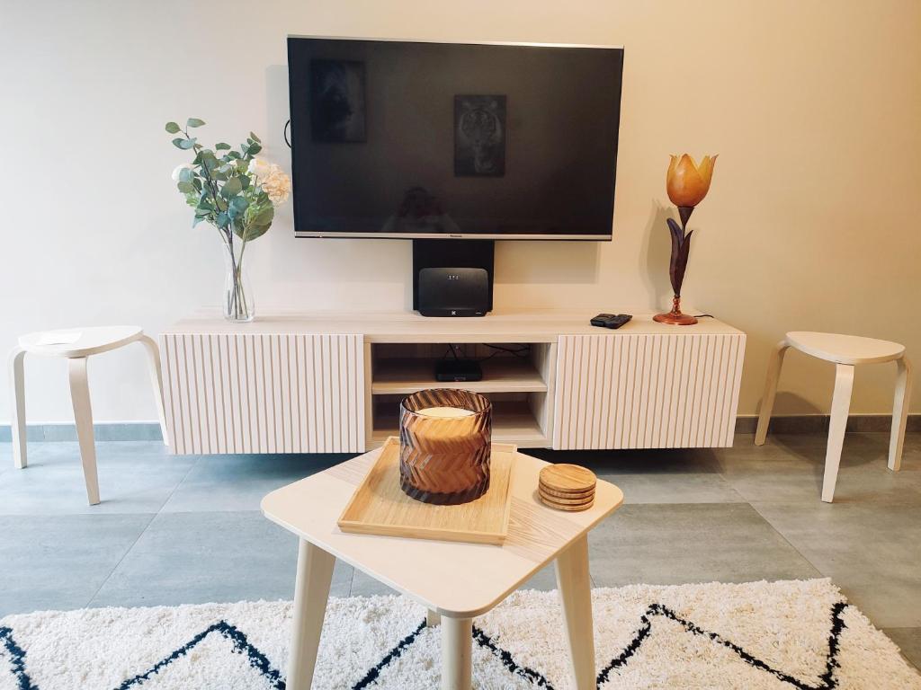 阿特L auberge de l Entre Potes- Bolia的客厅配有电视和桌子