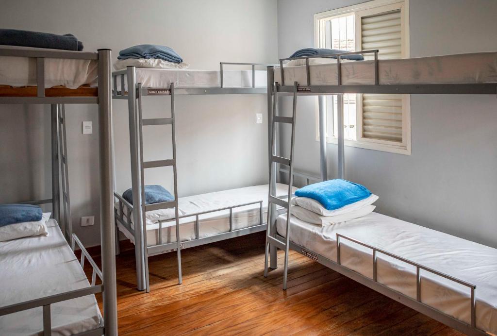 圣保罗Casa Ecotrips Barra Funda - Hostel的宿舍内一间设有三张双层床的客房