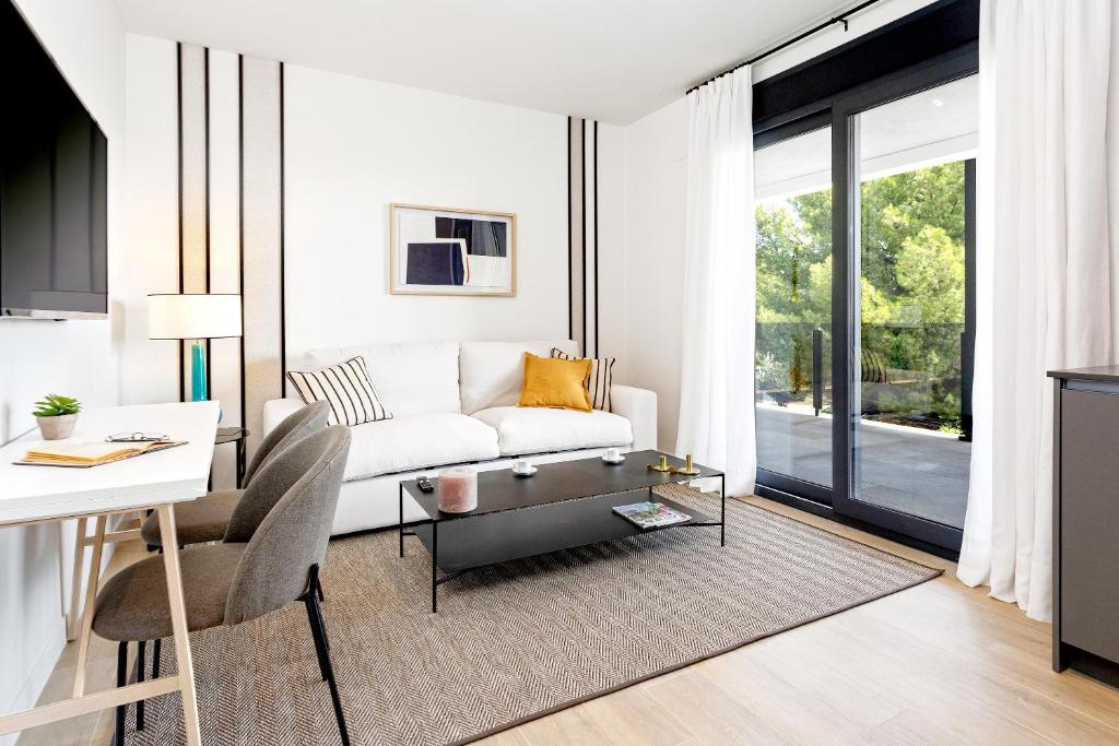 科尔多瓦Genteel Home Arruzafa的客厅配有白色的沙发和桌子