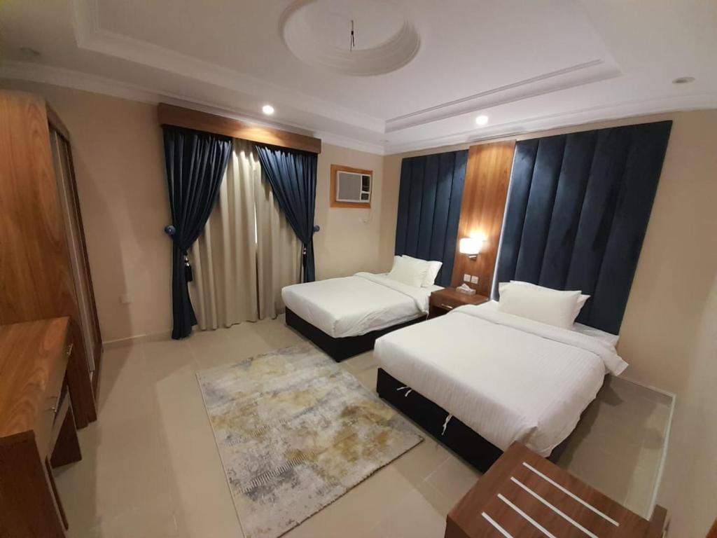 麦地那واحة طيبة للشقق الفندقية的酒店客房带两张床和地毯