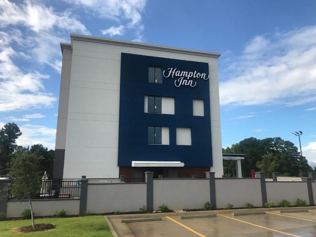 朗维尤Hampton Inn Longview的建筑的侧面有标志